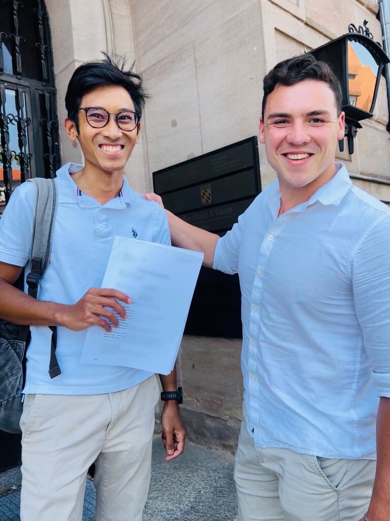 Zufriedener Kunden nach erfolgreicher Immobilienberatung