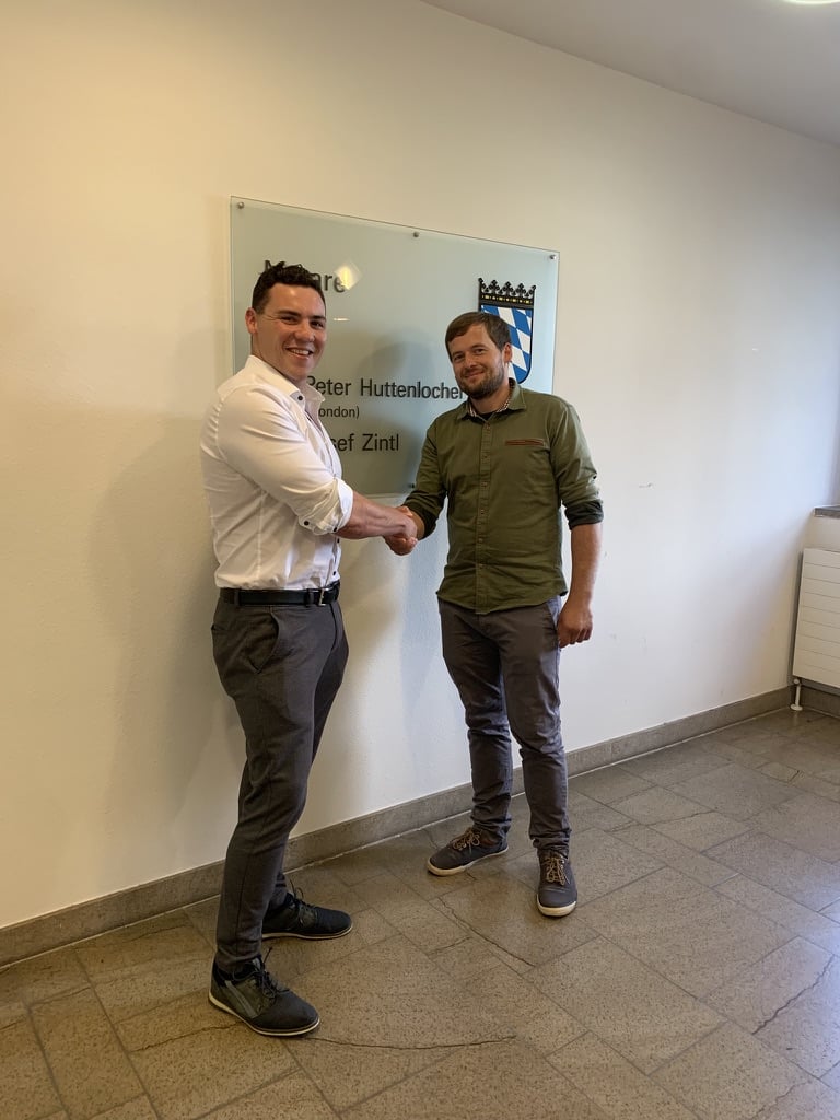 Zufriedener Kunde nach Abschluss eines Immonilieninvestments im Notargebäude