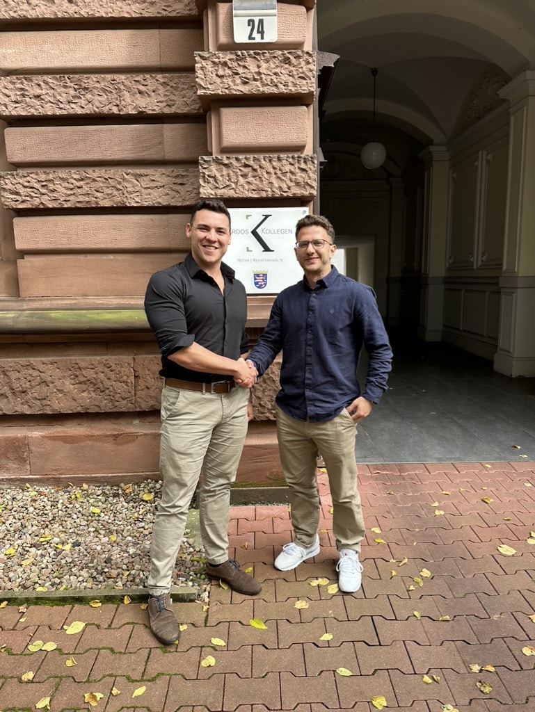 Gemeinsames Foto mit Kunden nach strukturierter Immobilienberatung nach dem Notartermin